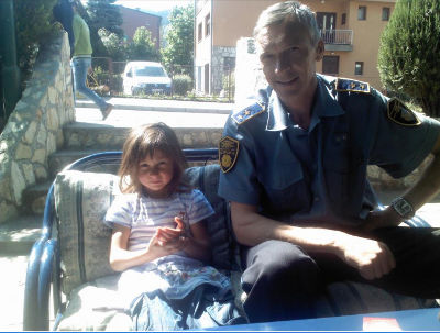 El policía Sanjin Rasidovic y la niña gitana Anika – una amistad poco habitual